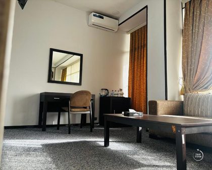 Cross Way Hotel